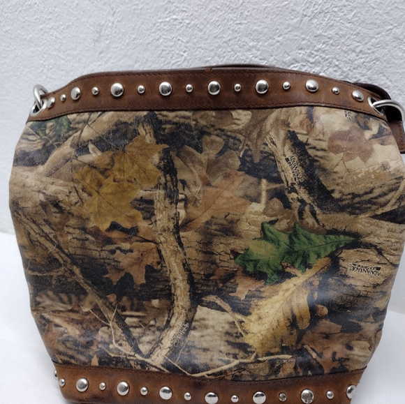 Women's Advantage Timber leather camo silver studded cross handbag - Picture 3 of 6